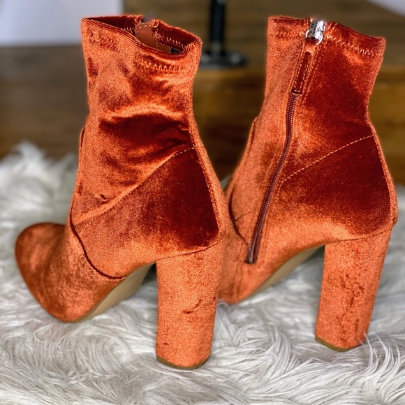 ✨SOLD✨ STEVE MADDEN Velvet Booties Size 7 - Picture 4 of 6